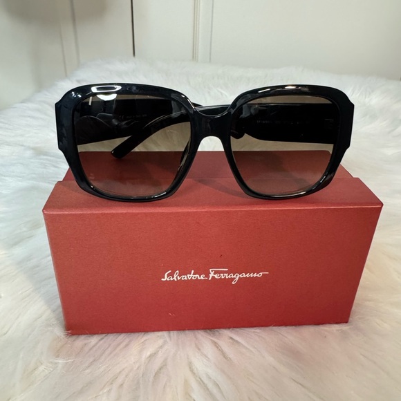 AUTH Salvatore Ferragamo SF1009SA
Made in Italy.
Comes with Box, no case. main image 4